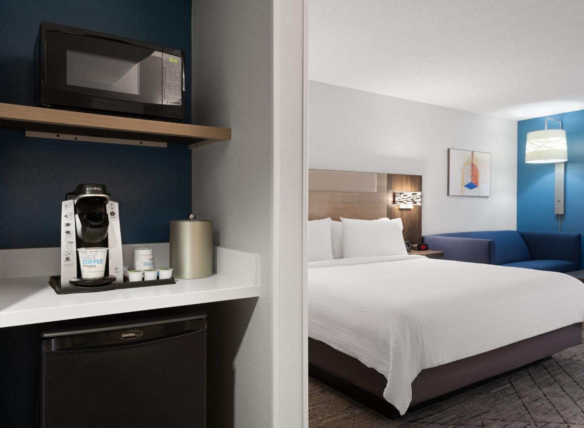 Holiday Inn Express Indianapolis Airport By Ihg Plainfield Exterior foto